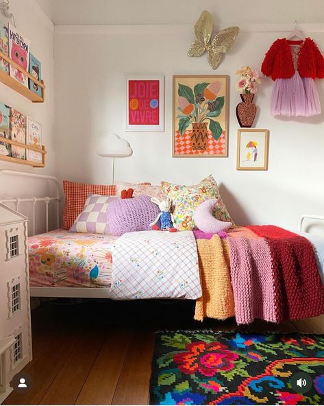 Girly Retro Bedroom, Twee Bedrooms, Funky Girls Bedroom, Groovy Kids Room, Eclectic Girls Bedroom, Maximalist Kids Room, Whimsical Kids Room, Wall Mural Kids Room, Retro Kids Room