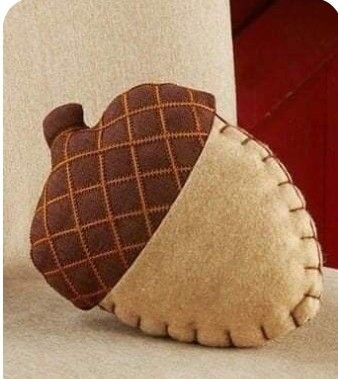 Fall Sewing Projects, Acorn Crafts, Fall Sewing, Wool Applique Patterns, Felt Crafts Christmas, Fabric Christmas Ornaments Diy, Bantal Sofa, Christmas Ornaments Diy, Shaped Pillow