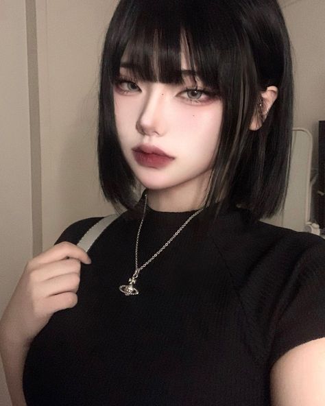 Cute Hairstyles Asian, Black Hair Gray Eyes, Short Black Hair With Bangs, Ulzzang Hair, A Hairstyle, Shave My Head, Ulzzang Makeup, Asian Short Hair, Straight Bangs