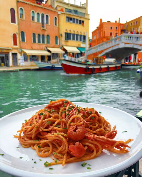 Venice / Italy / Spaghetti / Prawns / Romantic Lunch © Photo by Mia Olevski © Italy Spaghetti Aesthetic, Essen, Lunch In Italy, Italy Food Astethic, Italy Food Photography, Italian Food In Italy, Italy Food Aethstetic, Eating Pasta Aesthetic, Italian Food Aethstetic