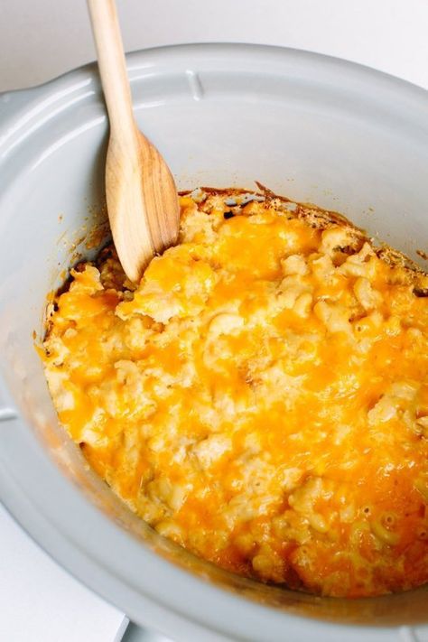 How To Make Mac and Cheese in the Slow Cooker Slow Cooker Mac Cheese, Making Mac And Cheese, Cheesy Sauce, Cheesy Potatoes, Cooking Lessons, Drying Pasta, Potato Side Dishes, Crock Pot Cooking, Cheese Recipes