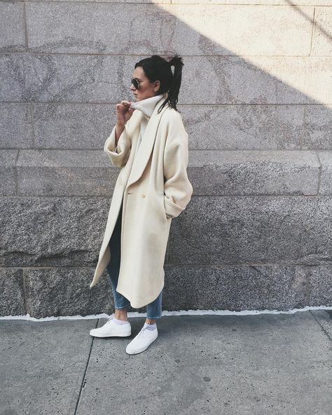 How to Style a Duster Coat | POPSUGAR Fashion Teddy Coat Outfit, Silvester Outfit, How To Wear Sneakers, Turtleneck Outfit, Danielle Bernstein, Coat Outfit, Modieuze Outfits, White Coat, Coat Outfits