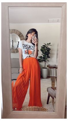 Tied Tshirt, Orange Pants Outfit, Flowy Pants Outfit, Pantalon Orange, Orange Pants, Fashion Mirror, Estilo Hippie, Orange Outfit, Mode Boho