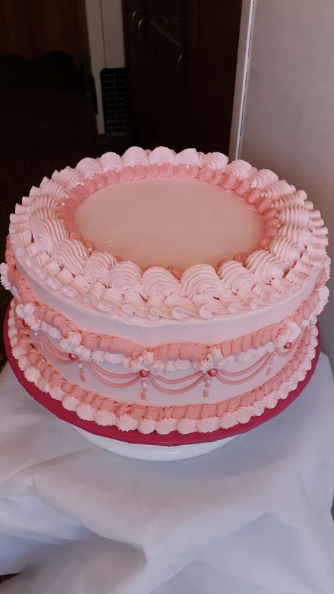 Pink Vintage Cake Round, Pink Circle Birthday Cake, Vintage Cake Circle, Vintage Circle Cake, Pink Circle Cake, Circle Cake Ideas, Round Vintage Cake, Pink Round Cake, Vintage Round Cake