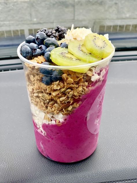 Pretty Fruit Bowl, Dragon Fruit Bowl, Açaí Bowls, Acai Bowls Recipe, Resep Smoothie, Sports Food, Fruit Bowls, Healthy Food Motivation, Healthy Sweets Recipes