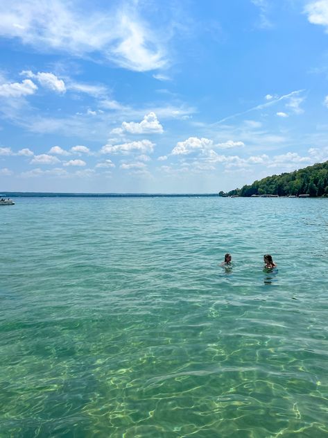 Torch Lake Michigan, Traverse City, Michigan Lakes, Lake inspo Michigan Lake House Cottages, Michigan Aesthetic Summer, Northern Michigan Aesthetic, Lake Michigan Aesthetic, Tom Lake, Michigan Aesthetic, Torch Lake Michigan, Michigan Lake House, Traveling America