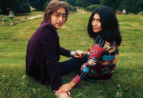 John and Yoko at Tittenhurst Park in 1970 John Lennon Yoko Ono, John Lennon And Yoko, John Lennon Beatles, Anti Religion, Beatles John, Yoko Ono, The Fab Four, Great Life, Ringo Starr