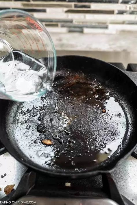 Season A Cast Iron Skillet, Cleaning Cast Iron Pans, Cleaning Cast Iron Skillet, Season Cast Iron Skillet, Seasoned Cast Iron Pan, Cast Iron Care, Cast Iron Pizza, Cast Iron Cleaning, Cast Iron Frying Pan