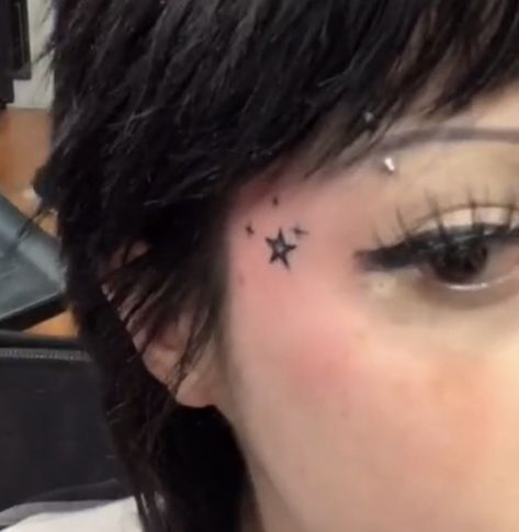 Dainty Face Tattoos, Star Girl Tattoo, Cute Face Tattoos, Stargirl Tattoo, Star Face Tattoo, Star Tats, Deftones Tattoo, Tattoo Emo, Illusion Tattoo