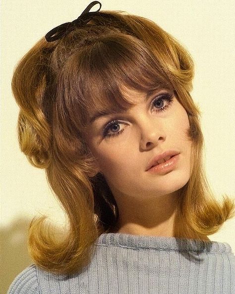 1960s Iconic Women, 60s Fashion Jeans, 60s Woman Fashion, 60s Women Fashion, 60s Outfits For Women, 60s Haircut, Jean Shrimpton 1960s, 1960’s Hair, 60’s Hairstyles