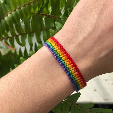 Pride Bracelet String, Rainbow Friendship Bracelet Patterns, Pride Friendship Bracelet Pattern, Pride Bracelet Pattern, Rainbow Bracelet Patterns, Pride Jewelry Diy, Pride Friendship Bracelet, Friendship Patterns, Rainbow Friendship Bracelet