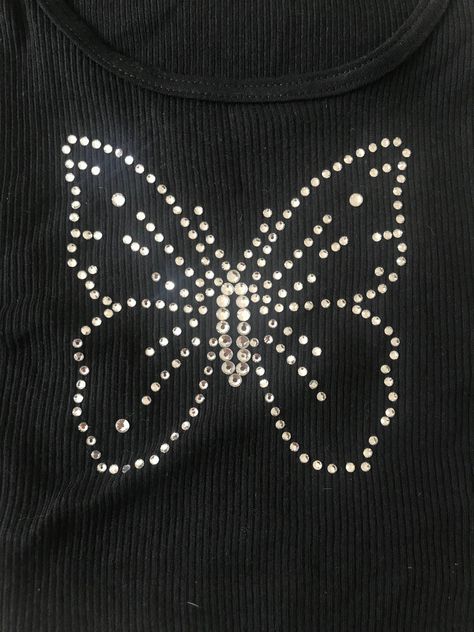 Bedazzling Shirt Ideas, Bedazzled Y2k Top, Rhinestone Shirt Designs Diy, Simple Bedazzle Designs, 2000s Bedazzled Shirt, Rhinestone T-shirt, Bedazzled Shirts Diy Rhinestones, Bedazzling Ideas Clothes, Diy Bedazzled Shirt