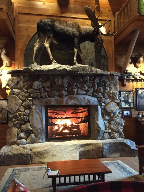 Deco Tv, Taxidermy Decor, Log Home Interiors, Cabin Living Room, Log Cabin Rustic, Outdoor Fireplace Designs, Man Cave Room, Rustic Country Kitchens, Hunting Room