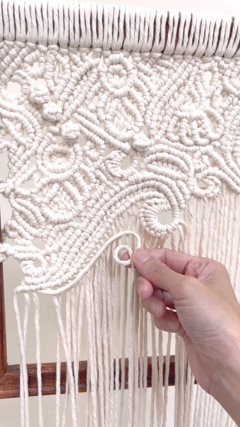 manorfinds on Instagram: Trying to figure out the design as I go along, no solid plan, just freestyling… qué será, será 😁 Also trying to get in as much knots in a… Macrame Wall Hanging Ideas, Home Decor Apartment, Macrame Wall Hanging Tutorial, Macrame Wall Hanger, Free Macrame Patterns, Macrame Wall Hangings, Macrame Mandala, Macrame Knots Tutorial, Macrame Knots Pattern