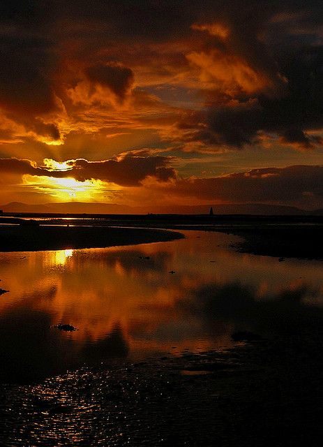 Sunset sea / Horse Island from Ardrossan north shore in North Ayrshire, Scotland Clouds At Sunset, Amber Sky, Painting Dark, Twilight Photos, Sunset Rose, Beautiful Skies, Sunset Sea, Dark Clouds, Elements Of Nature