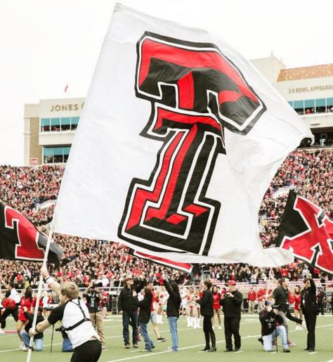 20 Things Every Texas Tech Freshman Needs to Know – SOCIETY19 Texas Tech Football, College Dorm Checklist, Red Raider, Summer Courses, Tech Aesthetic, Texas Tech University, Graduation Signs, Texas Girl, Spanish Architecture