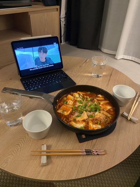 Korean Sleepover Aesthetic, Essen, Snacks Aesthetic Korean, Korean Date Ideas, Drama Watching Aesthetic, Asian Drama Aesthetic, Korean Meals Recipe, Korean Night Life, Foods Aesthetic Night