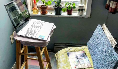 See The Hilariously Creative Ways New Yorkers Are Creating Makeshift Desks In Their Apartments Makeshift Desk, New York City Apartments, Diy Laptop Stand, City Apartments, Diy Laptop, New York City Apartment, Stylish Desk, Outdoor Cafe, Aloe Plant