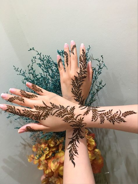 Uae Henna Designs, Dubai Henna Design, Palm Henna Designs, Inai Pengantin, Mehendi Art, Artist Home, Arabic Henna Designs, Floral Henna Designs, Finger Henna Designs