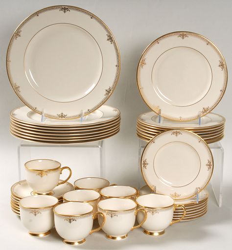 Dinnerware Sets Luxury, Assiette Design, Kitchen Decor Collections, Crockery Design, Fine China Dinnerware, Fine Dinnerware, Ceramic Dinnerware Set, Luxury Tableware, Antique Dishes