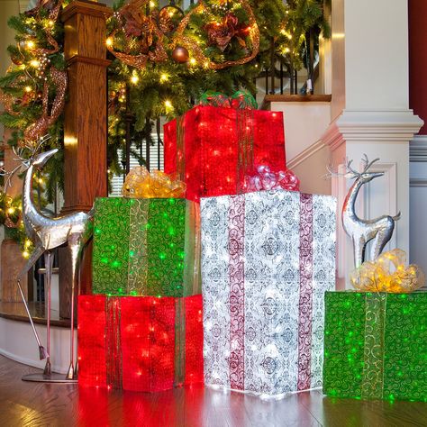 Use chicken wire, fabric and string lights to create DIY lighted Christmas presents! Outdoor Christmas Presents, Lighted Christmas Boxes, Diy Christmas Box, Christmas Boxes Decoration, Christmas Present Decoration, Diy Christmas Yard Decorations, Outdoor Christmas Diy, Chicken Wire Frame, Diy Christmas Lights