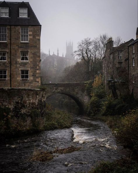 Scotland Aesthetic, Dark Autumn, Brasov, Dark Academia Aesthetic, Edinburgh Scotland, Academia Aesthetic, Pretty Places, Travel Aesthetic, Dark Academia