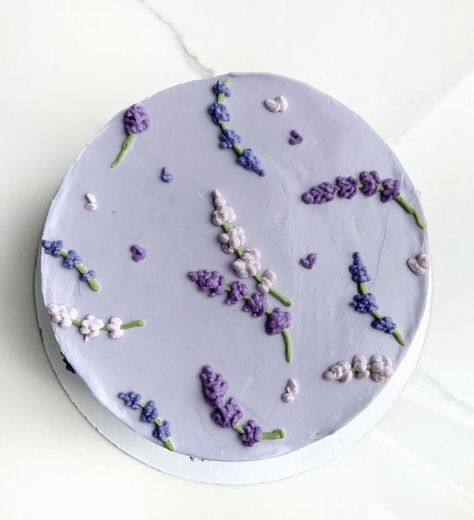 Floral Cake Purple, Purple Floral Cake Birthday, Minimalist Purple Cake, Pretty Purple Cakes, Lavender Colored Cake, Lavender Cake Aesthetic, Purple Bento Cake Design, Lavender Cake Ideas, Lavender Color Cake