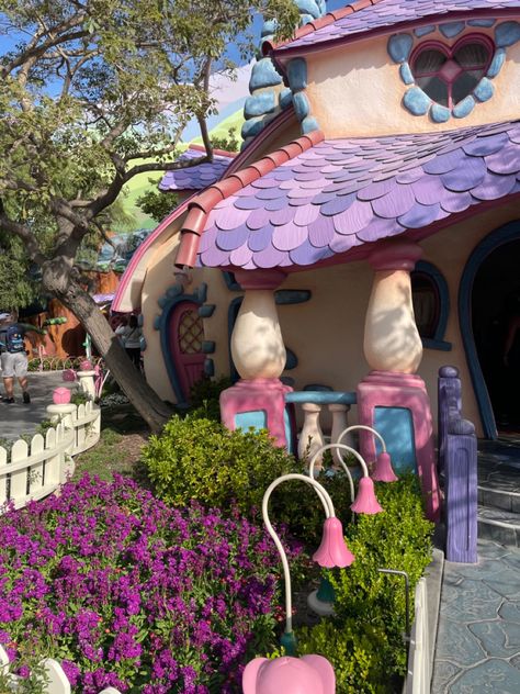 Toontown Disneyland Toontown, Disney Adult, Disney Castle, Happiest Place On Earth, Park Homes, Story Ideas, Instagram Story Ideas, Room Designs, Theme Park