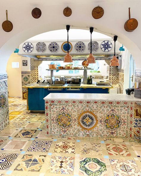 Positano Home Decor, Villa Treville Positano Italy, Positano Kitchen, Amalfi Kitchen, Mediteranian Home, Villa Treville, Luxury Mediterranean Homes, Mexican Architecture, Kitchen World