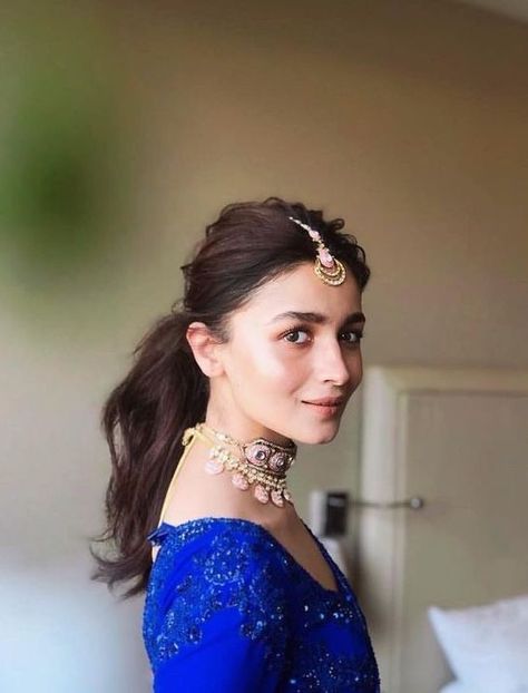 #aliabhatt #haircut #hairstyles Quick Bun, Alia Bhatt Hairstyles, Messy Ponytail Hairstyles, Lehenga Hairstyles, Hairstyles For Indian Wedding, Hair Style On Saree, Saree Hairstyles, Pony Hairstyles, Engagement Hairstyles