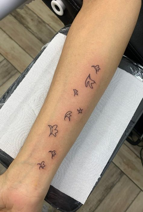 Funky Small Tattoos, Heart Stopper Leaves Tattoo, Heart Stopper Tattoo Ideas, Tattoo Ideas Heartstopper, Heart Stopper Tattoo, Heartstopper Leaves Tattoo, Matching Studio Ghibli Tattoos, Heartstopper Tattoo Ideas, Small Soot Sprite Tattoo