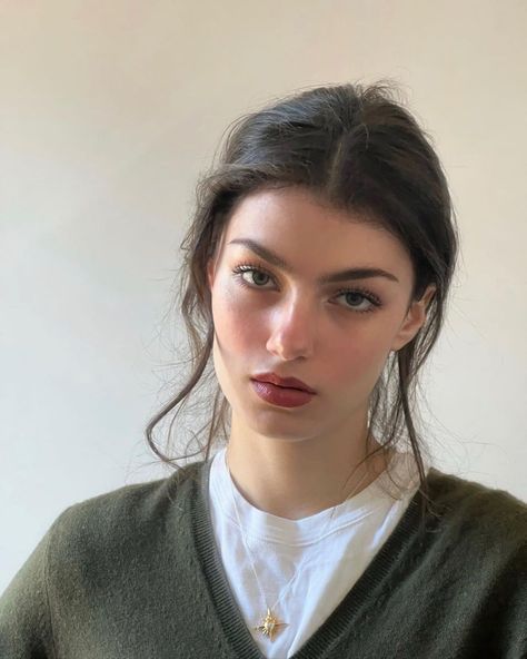 Zoïa Mossour on Instagram: “Dimanche tout doux” Face Inspiration Woman, Sunkissed Blush Makeup, Zoia Mossour Aesthetic, Pomegranate Makeup, Ingenue Makeup, Girls Reference, French Makeup, Natural Girl, Pose Fotografi