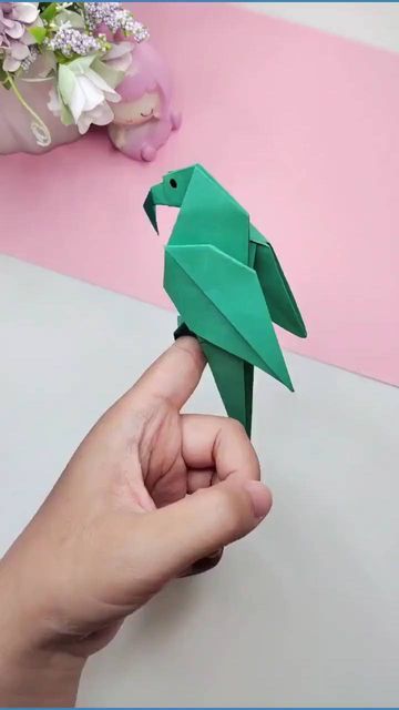 Parrot Craft, Origami Toys, Paper Folding Crafts, Creative Origami, Tutorial Origami, Paper Craft Videos, Origami Patterns, Folding Origami, Instruções Origami