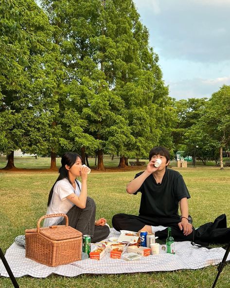 Taman Date, Japan Date Aesthetic, Picnic Date Reference, Date Pictures Aesthetic, Picnic Prewedding, Park Date Ideas, Picnic Date Aesthetic, Ong Fam, Casual Prewedding