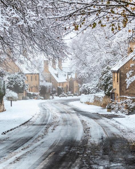 English Cottage Wallpaper, Snowy Cottage, Cotswold Way, British Christmas, Cotswold Villages, English Cottages, Happy December, Landscaping Images, English Village