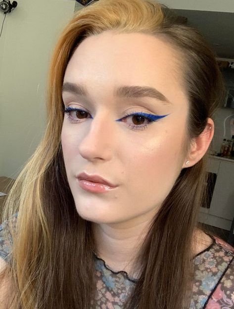 Eyeliner Bleu, Blue Eyeliner Looks, Blue Eyeliner Makeup, Black Bob Hairstyles, Makeup Memes, Blue Liner, How To Match Foundation, Blue Eyeliner, Favorite Makeup