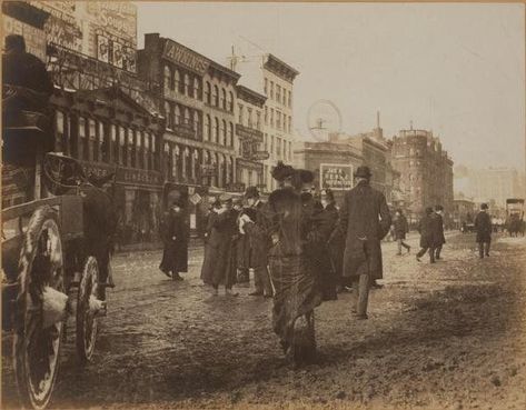 Broadway and West 34th Street in New York City circa 1901 - Butch, Sundance, and Etta vacationed in NYC in early 1901 before taking a ship to South America. Map Of New York City, Nyc History, New York City Map, Rockaway Beach, New York Pictures, Google Street View, Map Of New York, Manhattan Beach, Vintage New York