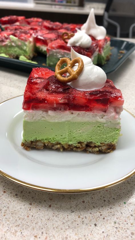 This make-ahead strawberry pretzel salad will disappear quickly during dessert time. Christmas Strawberry Pretzel Salad, Holiday Pretzel Salad, Christmas Pretzel Salad, Cranberry Pretzel Dessert, 7up Salad Recipe, 7up Salad, Christmas Jello Salad, Strawberry Pretzel Jello Salad, Jello Pretzel Salad