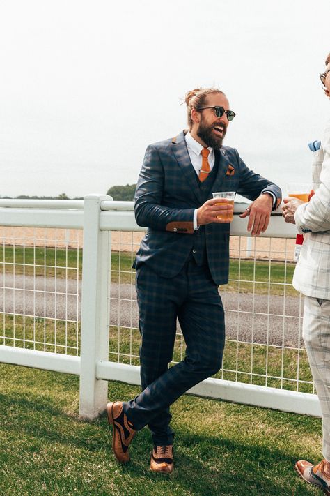 Derby Outfits For Men, Horse Race Outfit, Horse Racing Fashion, Crowds Of People, Race Outfit, Race Day Outfits, Horse Races, Derby Outfits, Check Mate