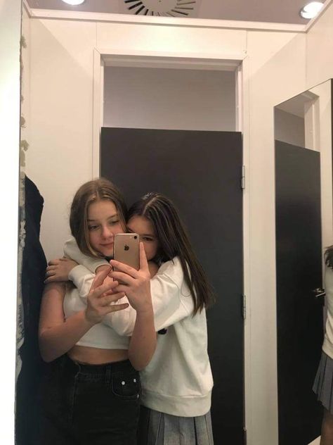 Two Besties Pics Cute, Aesthetic Friends Mirror Selfie, Mirror Best Friend Pictures, Mirror Picture With Friends, Mirror Selfie Ideas With Best Friend, Mirror Pics Best Friends, Best Friend Poses Mirror, Mirror Pose With Bestie, Mirror Pics Bestie