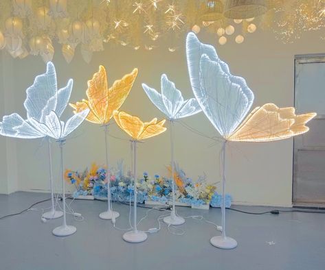 Led Butterfly, Giant Flowers Diy, Butterfly Lamp, Butterfly Lighting, Wedding Backdrop Design, Diy Decor Ideas, Diy Crafts Paper Flowers, Giant Flowers, Home Diy Decor