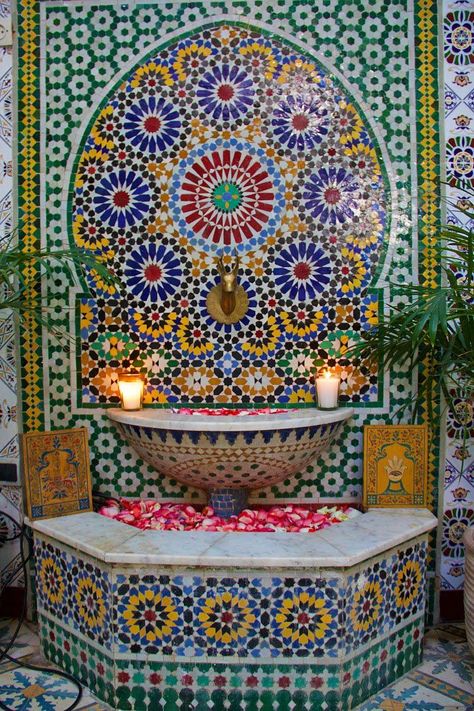 Moroccan Fountain, Moroccan Garden, Moroccan Houses, Moroccan Zellige, Deco Champetre, Moroccan Wall, Moroccan Homes, Surf Club, Moroccan Mosaic