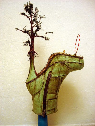 The Surreal Shoe Sculptures of Costa Magarakis - Neatorama Surreal Scenes, Arte Punk, Art Appliqué, Junk Art, A Level Art, Assemblage Art, Shoe Art, Art Plastique, Surreal Art