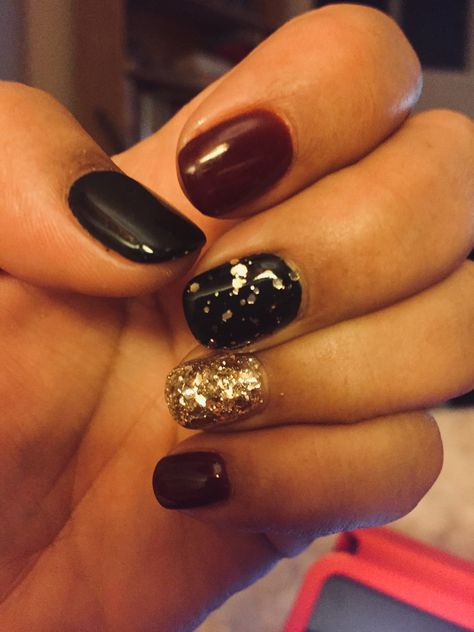 Black, burgundy and gold glitter nails! Burgundy And Navy Nails Wedding, Burgundy Black And Gold Nails, Navy And Maroon Nails, Black Maroon Nails, Burgundy And Black Nail Designs, Burgundy Black Nails, Black Gold And Red Nails, Burgundy And Navy Nails, Black Red Gold Nails