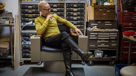 In a recent video from the Tested series Adam Savage's One Day Builds, Adam Savage and friends wire a nearly perfect custom-built captain's chair from the Adam Savage, Stark Trek, Star Trek Captains, S Chair, Sci Fi Comics, Starship Enterprise, Captain Kirk, Shocking Facts, Movie Facts