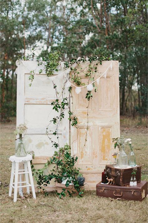 Old Doors Wedding, Vintage Wedding Backdrop, Diy Fotokabine, Vintage Wedding Ceremony, Outdoor Country Wedding, French Country Wedding, Door Backdrops, Photo Booth Backdrop Wedding, Rustic Wedding Backdrops