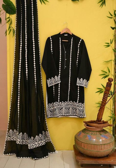 Sindhi Dress Pakistan, Embroided Shirts, Aplic Design, Aplic Work, Dress Designing Ideas, Black Kurta, Girls Clothes Patterns, Dress Designing, New Kurti Designs