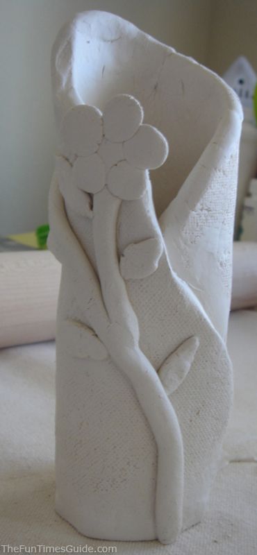 Making a bud vase is very simple, and even very young children can do this with only a little help. Here are step-by-step instructions. Clay Bud Vase, Clay Art Ideas, Art Ideas For Kids, Clay Projects For Kids, Clay Lesson, Pottery Lessons, Modelling Clay, Kids Clay, Clay Crafts Air Dry