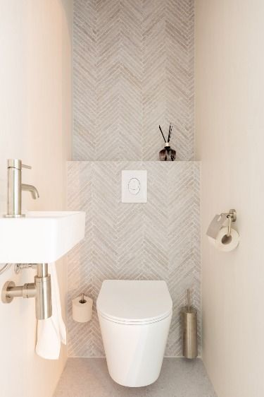 Small Toilet Decor, Wc Ideas, Small Downstairs Toilet, Small Bathroom Inspiration, Cloakroom Toilet, Bathroom Design Styles, Toilet Tiles, Toilet Room Decor, Wc Design