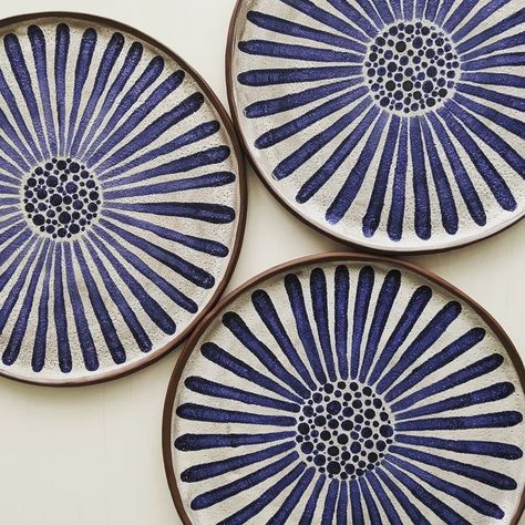 Plates Ceramic, Blue Plate, Blue And White Bowls, Pottery Painting Blue Flowers, Platter Designs Ceramic, Blue Ceramic Plates, Ceramic Painting Plates Flowers, Flower Ceramic Plate, Blue Pottery Designs